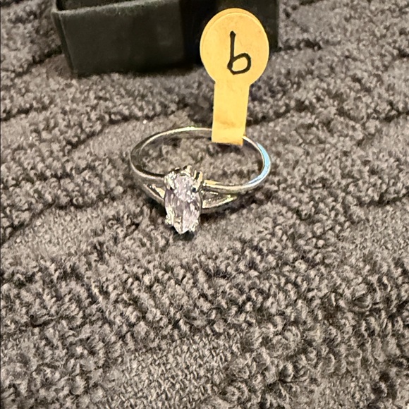 Stunning Silver Marquise-Cut Ring - Picture 3 of 5